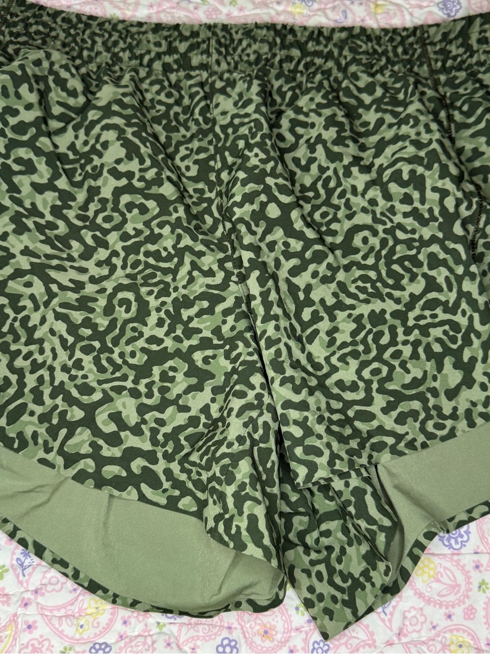 Athleta Sz med guc Green Printed Elastic Waist Shorts